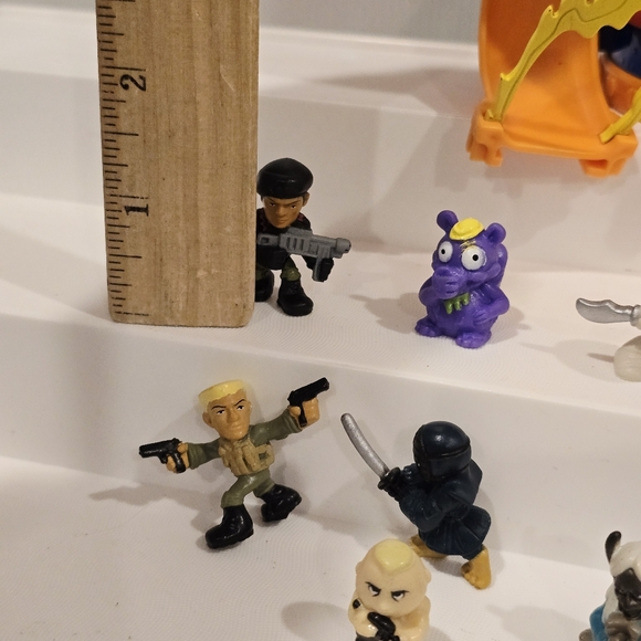 Squinkies Hot Wheels Shark Attack Tank Dispenser and Space Shuttle Set with Gi J - Picture 9 of 16